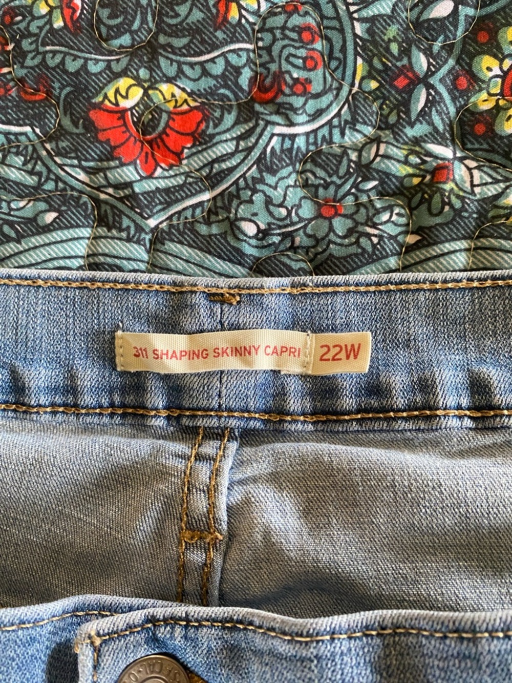 Levi’s classic red tag Women’s Light Blue capris 22W - Picture 2 of 10